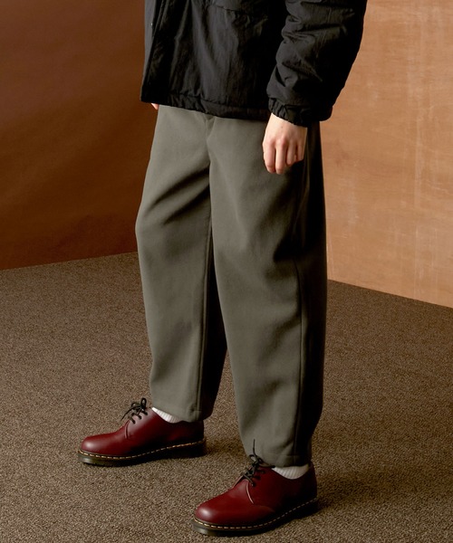 EMMA CLOTHES(エマクローズ)の「テックメルトン 1タックテーパードワイドパンツ(その他パンツ・メンズ・グレー系その他/キャメル/クリーム/ダークネイビー/ブラック系その他/ブラック/ブルー系・L/M)」の3枚目の写真