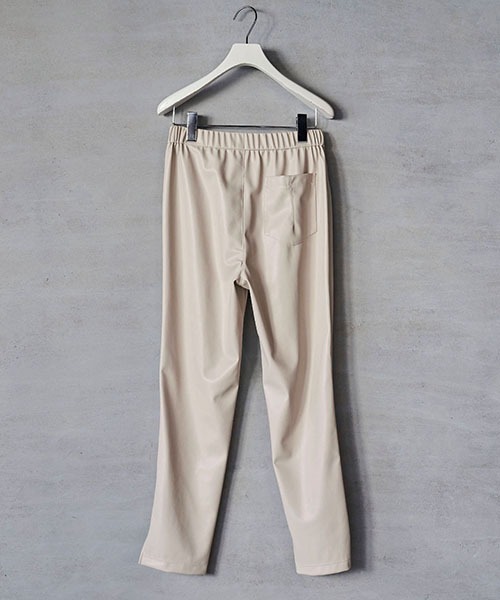 lautreamont BLEUBLANC（ロートレアモンブルーブラン）の「<lautreamont BLEUBLANC>フェイクレザースリムパンツ≪サスティナブル素材使用≫（その他パンツ・レディース・ブラック/ベージュ・9号/11号/7号）」の12枚目の写真