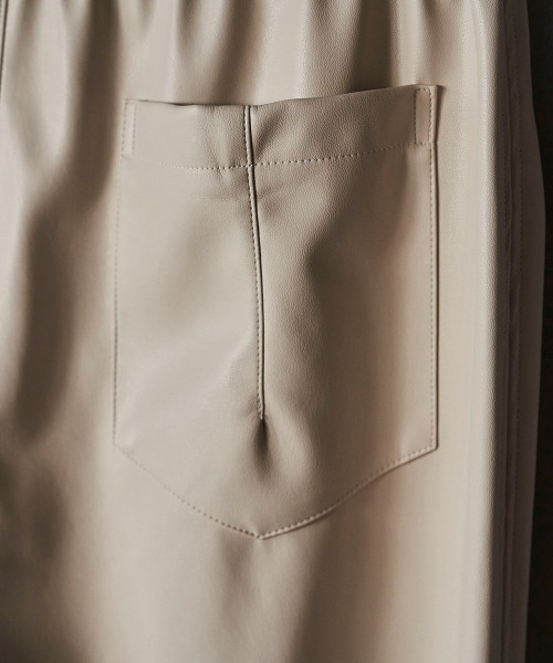 lautreamont BLEUBLANC（ロートレアモンブルーブラン）の「<lautreamont BLEUBLANC>フェイクレザースリムパンツ≪サスティナブル素材使用≫（その他パンツ・レディース・ブラック/ベージュ・9号/11号/7号）」の19枚目の写真