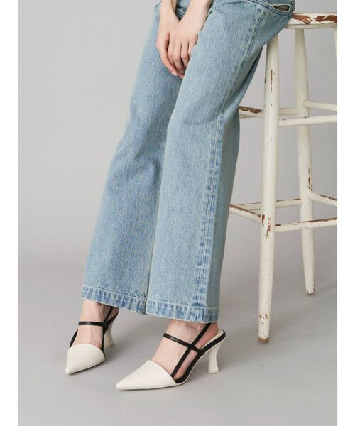 EVRIS（エヴリス）の「バイカラーポインテッドヒール（サンダル・レディース・ホワイト/ブラック・SMALL/MEDIUM/LARGE）」の3枚目の写真