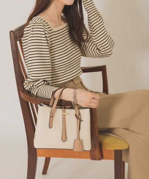 RODE SKO（ロデスコ）の「『ドラマ着用商品』チャーム付ミニバッグ『Ssize』（トートバッグ・レディース・ブラック/ベージュ/グレー/アイボリー/ブラック系その他/ライトグレー・ONE）」の7枚目の写真