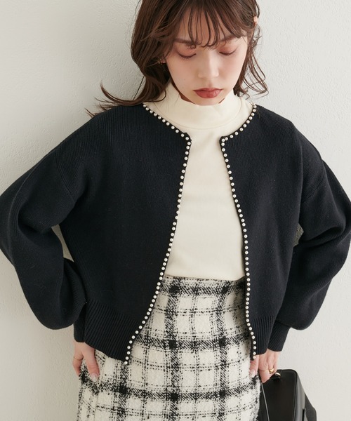 natural couture(ナチュラルクチュール)の「新色登場!/パールトリムクルーネックカーディガン(カーディガン/ボレロ・レディース・ベージュ/モカ/オフホワイト/ネイビー/ブラック/ピンクベージュ/イエロー・FREE)」の12枚目の写真
