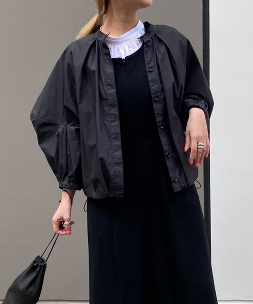 audrey and john wad（オードリーアンドジョンワッド）の「スタンドカラーランタンスリーブブルゾン -手洗い可-（ブルゾン・レディース・ブラック/クリーム/ホワイト/ブラウン・FREE）」の2枚目の写真