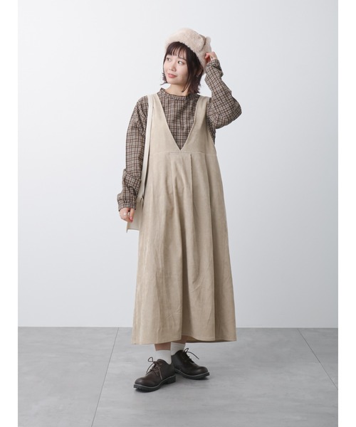 ehka sopo(エヘカソポ)の「コーデュロイVネックジャンパースカート(ジャンパースカート・レディース・ベージュ/チャコール/グリーン・フリ-)」の16枚目の写真