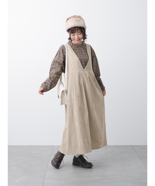 ehka sopo(エヘカソポ)の「コーデュロイVネックジャンパースカート(ジャンパースカート・レディース・ベージュ/チャコール/グリーン・フリ-)」の15枚目の写真