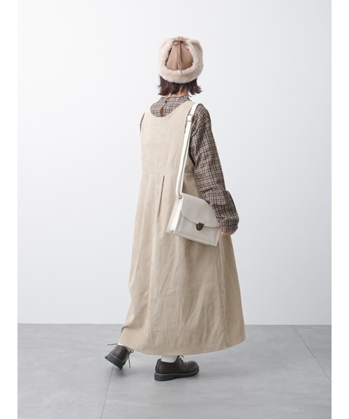 ehka sopo(エヘカソポ)の「コーデュロイVネックジャンパースカート(ジャンパースカート・レディース・ベージュ/チャコール/グリーン・フリ-)」の14枚目の写真