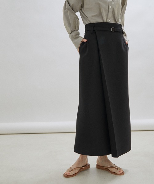 SALON adam et rope'（サロン アダム エ ロペ）の「【セットアップ対応・洗える】ハイウエストタックタイトスカート（スカート・レディース・ブラック/ベージュ・M/S）」の2枚目の写真