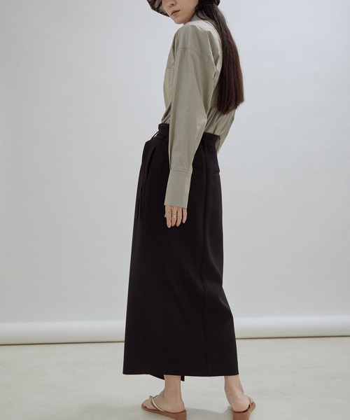 SALON adam et rope'（サロン アダム エ ロペ）の「【セットアップ対応・洗える】ハイウエストタックタイトスカート（スカート・レディース・ブラック/ベージュ・M/S）」の4枚目の写真