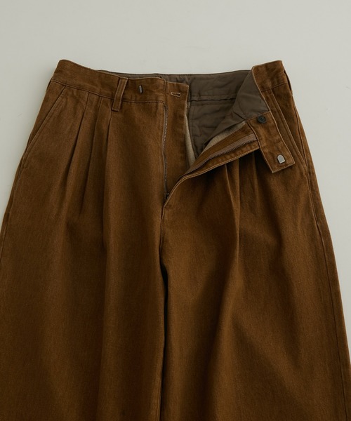 ADAM ET ROPE'(アダムエロペ)の「オーガニックコットン カラーデニム 3タック ワイドスラックス/サステナブル(デニムパンツ・メンズ・キャメル/パープル系その他4・M/L/S)」の7枚目の写真