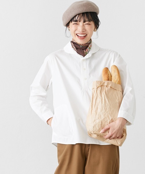 Le temps riche(ルタンリッシュ)の「サイドポケットラウンドカラープルオーバーシャツ<Le temps riche>(シャツ/ブラウス・レディース・ブラック系/オフホワイト・LL/M/L/S)」の3枚目の写真