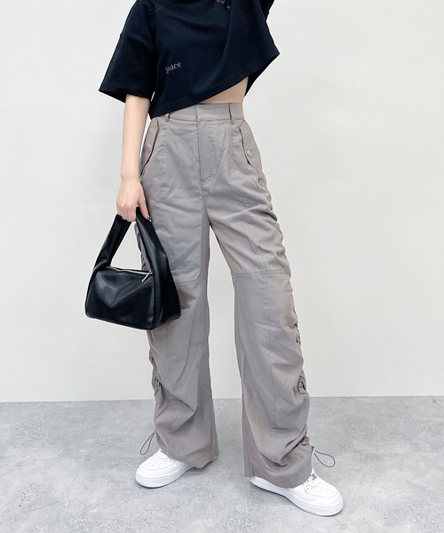 PAGEBOY（ページボーイ）の「交織パラシュートパンツ（その他パンツ・レディース・グレイッシュベージュ/ブラック・FREE）」の9枚目の写真