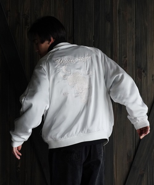 G.O.C（ジーオーシー）の「オーバーサイズ刺繍サテンスカジャン