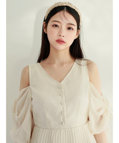 one after another NICE CLAUP（ワンアフターアナザーナイスクラップ）の「肩のデザインが変えられる/プリーツティアードワンピース（ワンピース・レディース・ホワイト系その他/ドット/ブルー/アイボリー・FREE）」の13枚目の写真