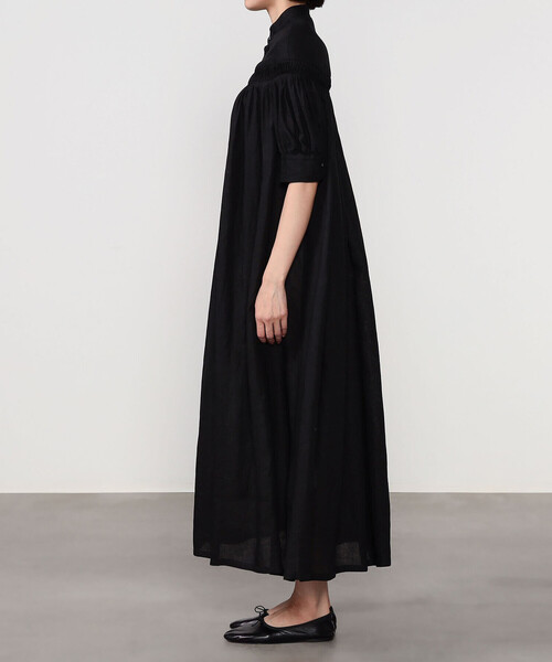 Scye(サイ)の「Scye | 〈別注〉リネン ピンタックワンピース WOMEN(ワンピース・レディース・レッド/ブラック・38)」の5枚目の写真