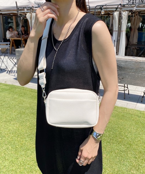 MYMOOD.(マイムード)の「合成皮革 ワイドベルト スクエアショルダーバッグ(ショルダーバッグ・レディース・ブラック/アイボリー・FREE)」の14枚目の写真