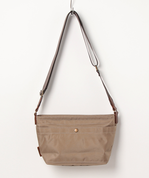 and it_（アンドイット）の「Legato Largo 撥水ナイロンキャンバス ミニショルダー（ショルダーバッグ・レディース・グリーン/ネイビー/ブラック/ベージュ・FREE）」の3枚目の写真