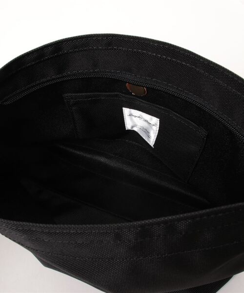 and it_（アンドイット）の「Legato Largo 撥水ナイロンキャンバス ミニショルダー（ショルダーバッグ・レディース・グリーン/ネイビー/ブラック/ベージュ・FREE）」の6枚目の写真