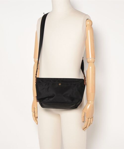 and it_（アンドイット）の「Legato Largo 撥水ナイロンキャンバス ミニショルダー（ショルダーバッグ・レディース・グリーン/ネイビー/ブラック/ベージュ・FREE）」の5枚目の写真