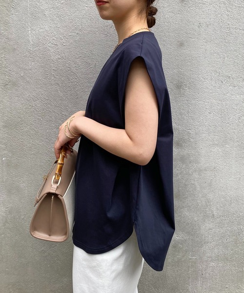 COLLAGE GALLARDAGALANTE（コラージュガリャルダガランテ）の「タックノースリTシャツ（Tシャツ/カットソー・レディース・キャメル/ネイビー/ホワイト・FREE）」の2枚目の写真