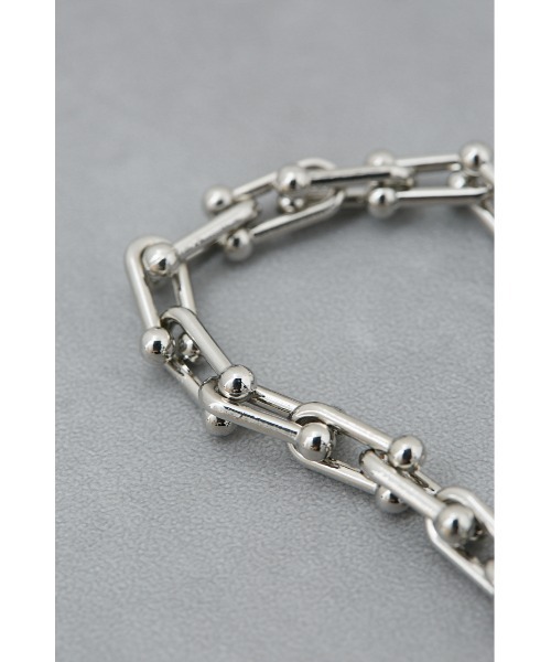 AZUL by moussy（アズールバイマウジー）の「Uチェーンブレスレット（ブレスレット・メンズ・シルバー・FREE）」の2枚目の写真