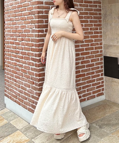 INGNI（イング）の「肩リボンぽこぽこシャーリングワンピース（ワンピース・レディース・ブラック系その他3/アイボリー/ブラック・M）」の2枚目の写真