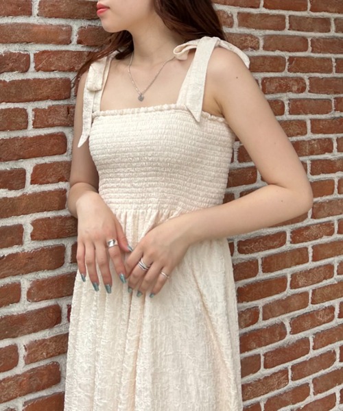 INGNI（イング）の「肩リボンぽこぽこシャーリングワンピース（ワンピース・レディース・ブラック系その他3/アイボリー/ブラック・M）」の5枚目の写真