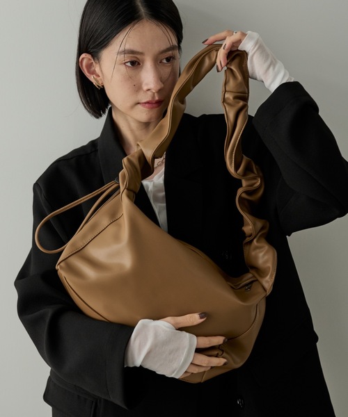 Shelly island（シェリーアイランド）の「ギャザーアレンジショルダーバッグ（ショルダーバッグ・レディース・ホワイト/ブラック/シルバー/ブラウン・FREE）」の2枚目の写真