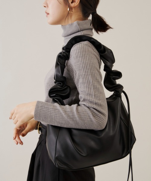 【ささっきー】a2o ワイドギャザーショルダーバッグ　アイボリー ささっきー様専用】a2o ワイドギャザーショルダーバッグ