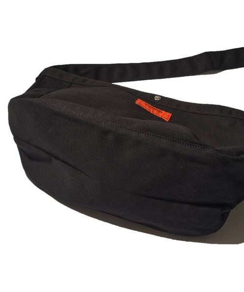 UNIVERSAL OVERALL(ユニバーサルオーバーオール)の「【UNIVERSAL OVERALL】NEWSPAPER BAG / ニュースペーパーショルダーバッグ(ショルダーバッグ・メンズ・ブラック/ホワイト・FREE)」の8枚目の写真