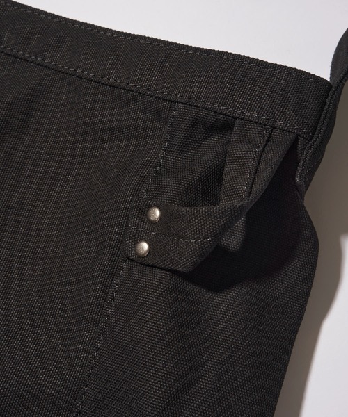 UNIVERSAL OVERALL(ユニバーサルオーバーオール)の「【UNIVERSAL OVERALL】NEWSPAPER BAG / ニュースペーパーショルダーバッグ(ショルダーバッグ・メンズ・ブラック/ホワイト・FREE)」の6枚目の写真