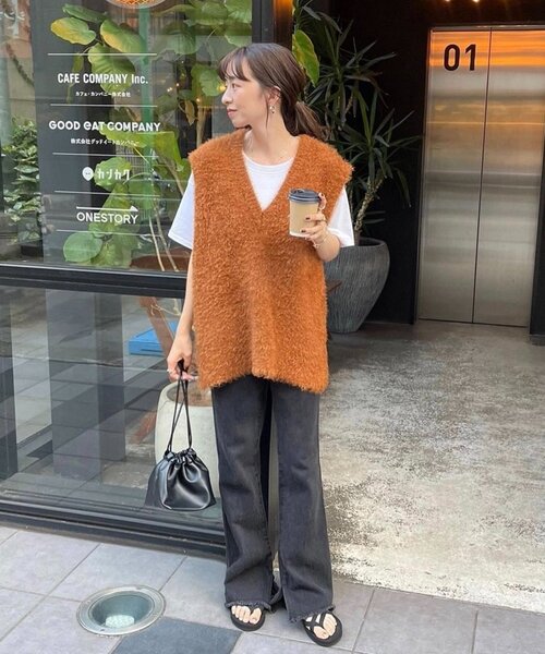 DISCOAT(ディスコート)の「【新色追加/WEB限定】フェザーヤーンチュニックベスト(ニット/セーター・レディース・アイボリー/チャコールグレー/ブラウン/ライトベージュ/ブラック/ライトグレー・FREE)」の15枚目の写真