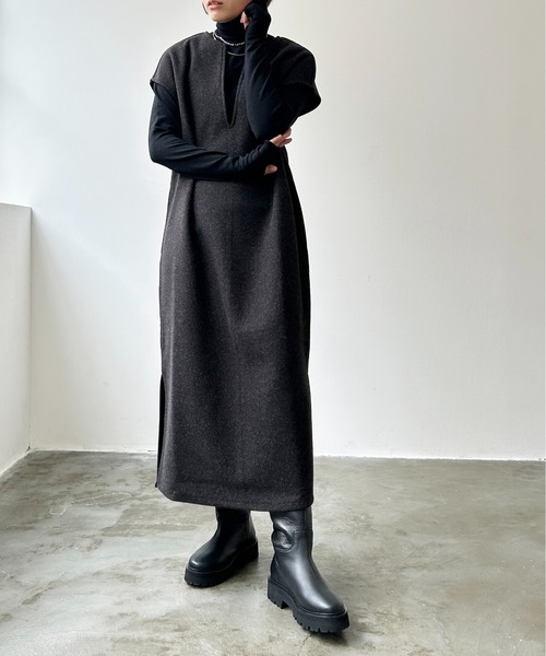 Meli rich(メリーリッチ)の「キーネックサイドスリットロング丈ワンピース(ワンピース・レディース・ブルー/アイボリー/グレイッシュベージュ/ブラック・MEDIUM)」の2枚目の写真