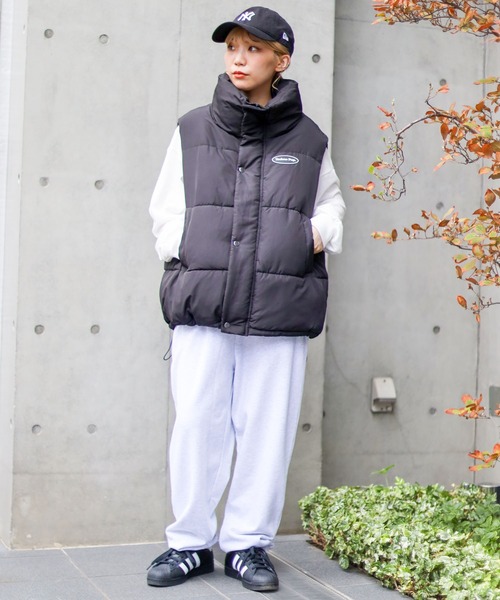 SPINNS（スピンズ）の「【ユニセックスで着用可能】スタンドカラーフェイクダウンベスト　ワッペン（ダウンベスト・メンズ・ブラック・ONESIZE）」の10枚目の写真