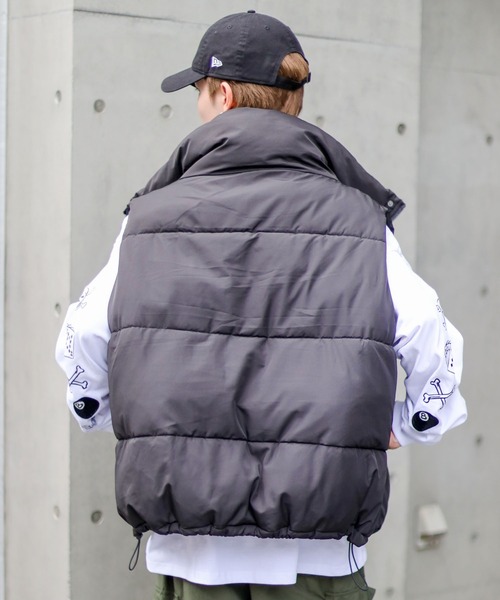 SPINNS（スピンズ）の「【ユニセックスで着用可能】スタンドカラーフェイクダウンベスト　ワッペン（ダウンベスト・メンズ・ブラック・ONESIZE）」の17枚目の写真