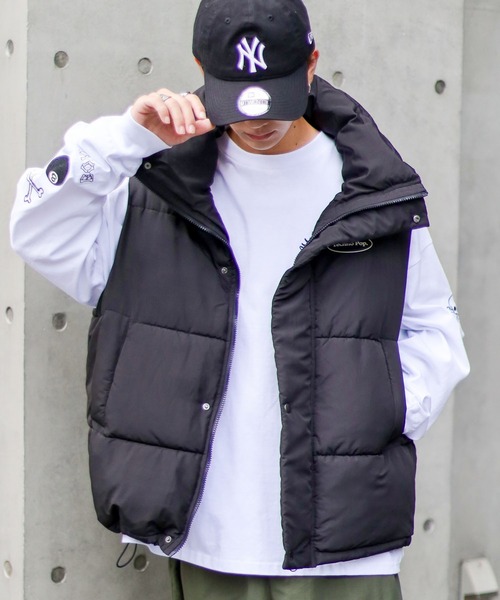 SPINNS（スピンズ）の「【ユニセックスで着用可能】スタンドカラーフェイクダウンベスト　ワッペン（ダウンベスト・メンズ・ブラック・ONESIZE）」の13枚目の写真