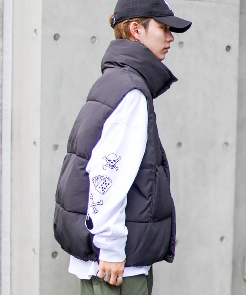 SPINNS（スピンズ）の「【ユニセックスで着用可能】スタンドカラーフェイクダウンベスト　ワッペン（ダウンベスト・メンズ・ブラック・ONESIZE）」の16枚目の写真