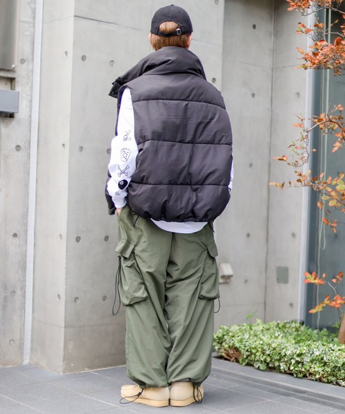 SPINNS（スピンズ）の「【ユニセックスで着用可能】スタンドカラーフェイクダウンベスト　ワッペン（ダウンベスト・メンズ・ブラック・ONESIZE）」の20枚目の写真