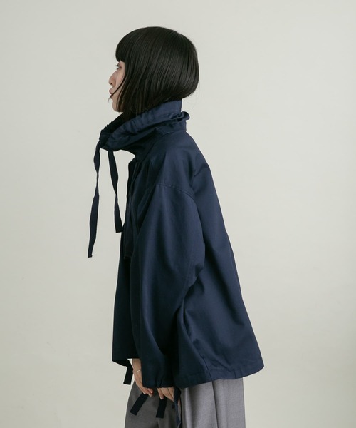 KBF（ケイビーエフ）の「スタンドカラーアノラック（シャツ/ブラウス・レディース・オフホワイト/ネイビー・ONE）」の2枚目の写真