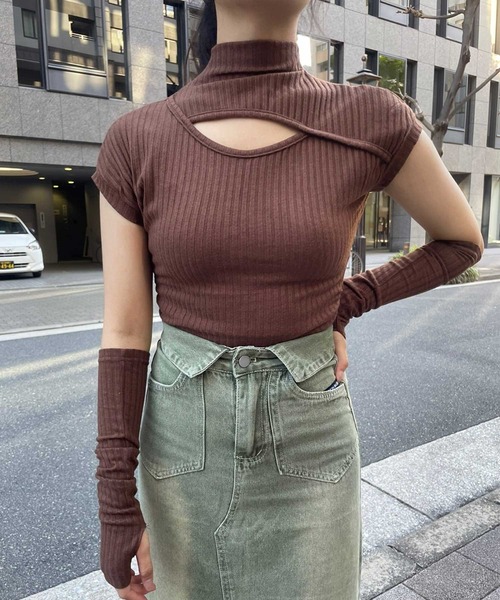 SPIGA（スピーガ）の「ｱｰﾑｳｫｰﾏｰ付ｻｲﾄﾞｼｬｰﾘﾝｸﾞｶｯﾄｱｳﾄﾄｯﾌﾟｽ（Tシャツ/カットソー・レディース・ブラック/ホワイト/キャメル/グレー・FREE）」の4枚目の写真