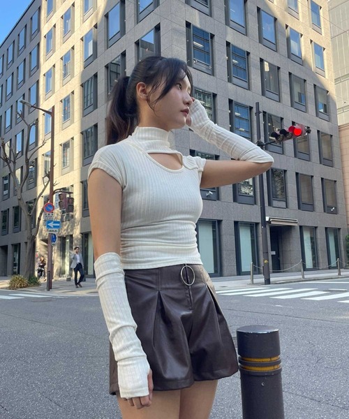 SPIGA（スピーガ）の「ｱｰﾑｳｫｰﾏｰ付ｻｲﾄﾞｼｬｰﾘﾝｸﾞｶｯﾄｱｳﾄﾄｯﾌﾟｽ（Tシャツ/カットソー・レディース・ブラック/ホワイト/キャメル/グレー・FREE）」の11枚目の写真