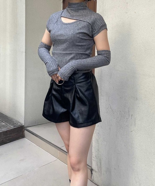 SPIGA（スピーガ）の「ｱｰﾑｳｫｰﾏｰ付ｻｲﾄﾞｼｬｰﾘﾝｸﾞｶｯﾄｱｳﾄﾄｯﾌﾟｽ（Tシャツ/カットソー・レディース・ブラック/ホワイト/キャメル/グレー・FREE）」の18枚目の写真