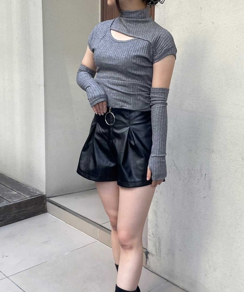 SPIGA（スピーガ）の「ｱｰﾑｳｫｰﾏｰ付ｻｲﾄﾞｼｬｰﾘﾝｸﾞｶｯﾄｱｳﾄﾄｯﾌﾟｽ（Tシャツ/カットソー・レディース・ブラック/ホワイト/キャメル/グレー・FREE）」の19枚目の写真