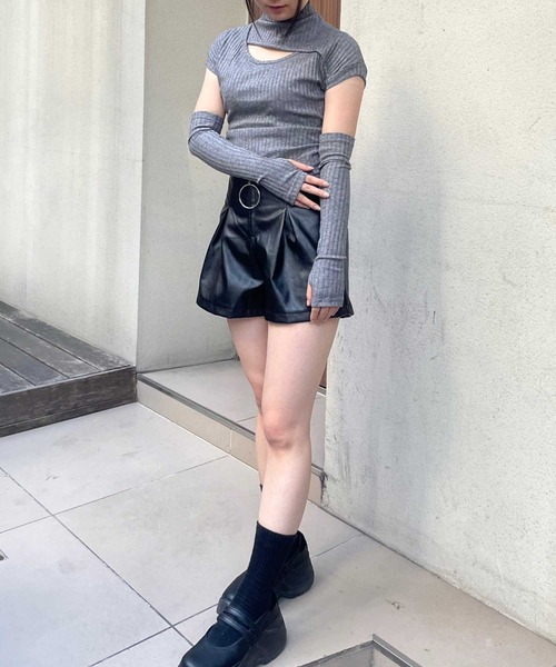 SPIGA（スピーガ）の「ｱｰﾑｳｫｰﾏｰ付ｻｲﾄﾞｼｬｰﾘﾝｸﾞｶｯﾄｱｳﾄﾄｯﾌﾟｽ（Tシャツ/カットソー・レディース・ブラック/ホワイト/キャメル/グレー・FREE）」の20枚目の写真