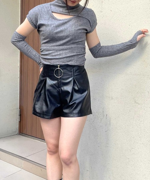 SPIGA（スピーガ）の「ｱｰﾑｳｫｰﾏｰ付ｻｲﾄﾞｼｬｰﾘﾝｸﾞｶｯﾄｱｳﾄﾄｯﾌﾟｽ（Tシャツ/カットソー・レディース・ブラック/ホワイト/キャメル/グレー・FREE）」の22枚目の写真