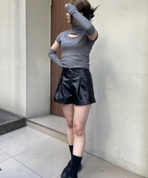 SPIGA（スピーガ）の「ｱｰﾑｳｫｰﾏｰ付ｻｲﾄﾞｼｬｰﾘﾝｸﾞｶｯﾄｱｳﾄﾄｯﾌﾟｽ（Tシャツ/カットソー・レディース・ブラック/ホワイト/キャメル/グレー・FREE）」の21枚目の写真