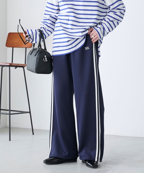 BONLECILL(ボンルシール)の「2WAY配色ライントラックパンツ(その他パンツ・レディース・グレイッシュベージュ/ネイビー/ブラック/アイボリー・FREE)」の4枚目の写真