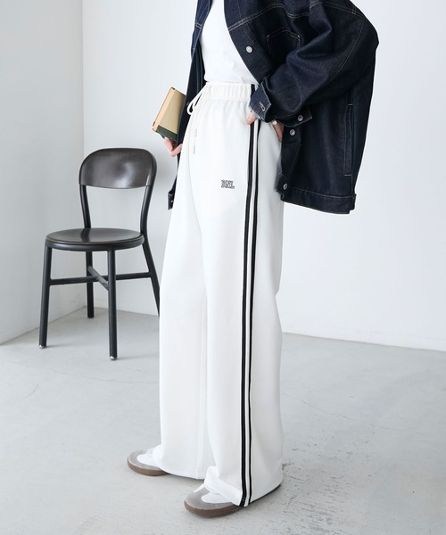 BONLECILL(ボンルシール)の「2WAY配色ライントラックパンツ(その他パンツ・レディース・グレイッシュベージュ/ネイビー/ブラック/アイボリー・FREE)」の2枚目の写真