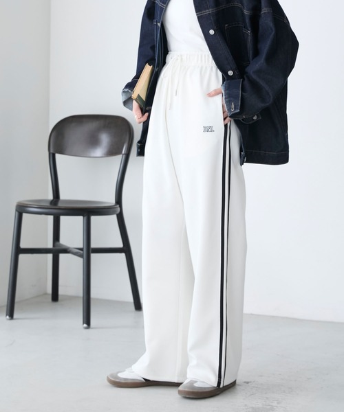BONLECILL(ボンルシール)の「2WAY配色ライントラックパンツ(その他パンツ・レディース・グレイッシュベージュ/ネイビー/ブラック/アイボリー・FREE)」の5枚目の写真