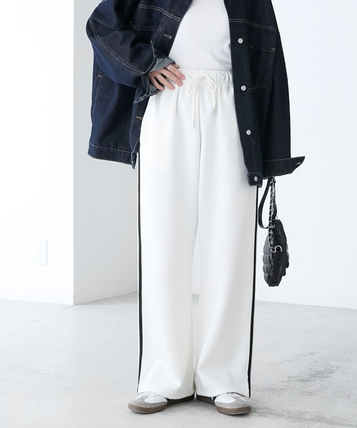BONLECILL(ボンルシール)の「2WAY配色ライントラックパンツ(その他パンツ・レディース・グレイッシュベージュ/ネイビー/ブラック/アイボリー・FREE)」の6枚目の写真