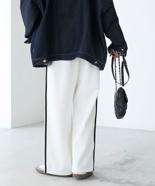 BONLECILL(ボンルシール)の「2WAY配色ライントラックパンツ(その他パンツ・レディース・グレイッシュベージュ/ネイビー/ブラック/アイボリー・FREE)」の8枚目の写真